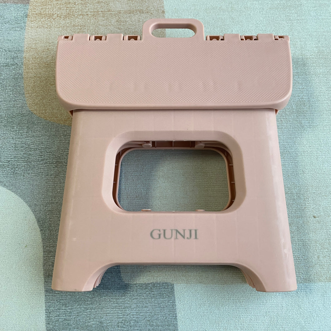 GUNJI Folding Step Stool - (Pack of 1) Foot Stool with 5cm Height - Holds Up to 300 lbs - Lightweight Plastic Foldable Step Stool for Kitchen, Bathroom & Living Room (pink)